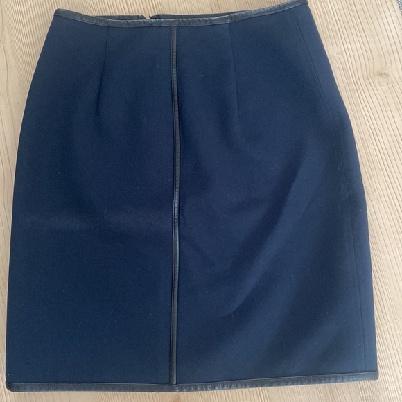 Club Monaco size 0 skirt with leather detailing, zip in front - Picture 4 of 5